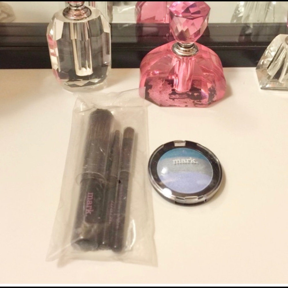 Mark eyeshadow and brush set